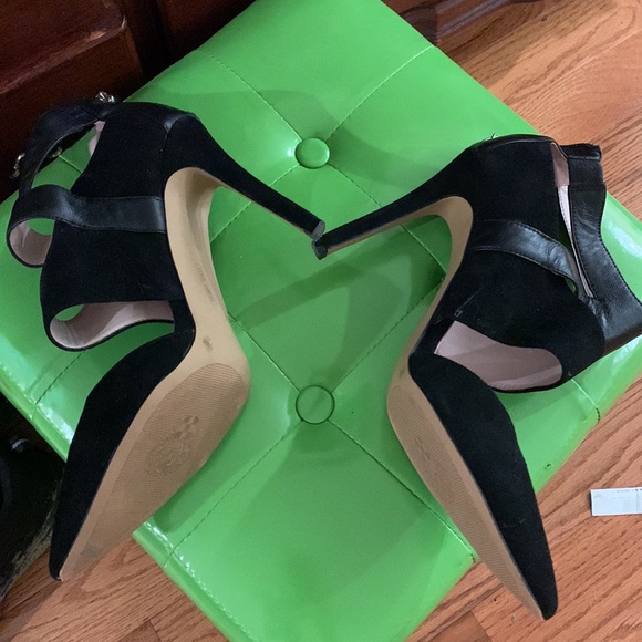 beautiful bkack surfe and leather heels. - Picture 2 of 3